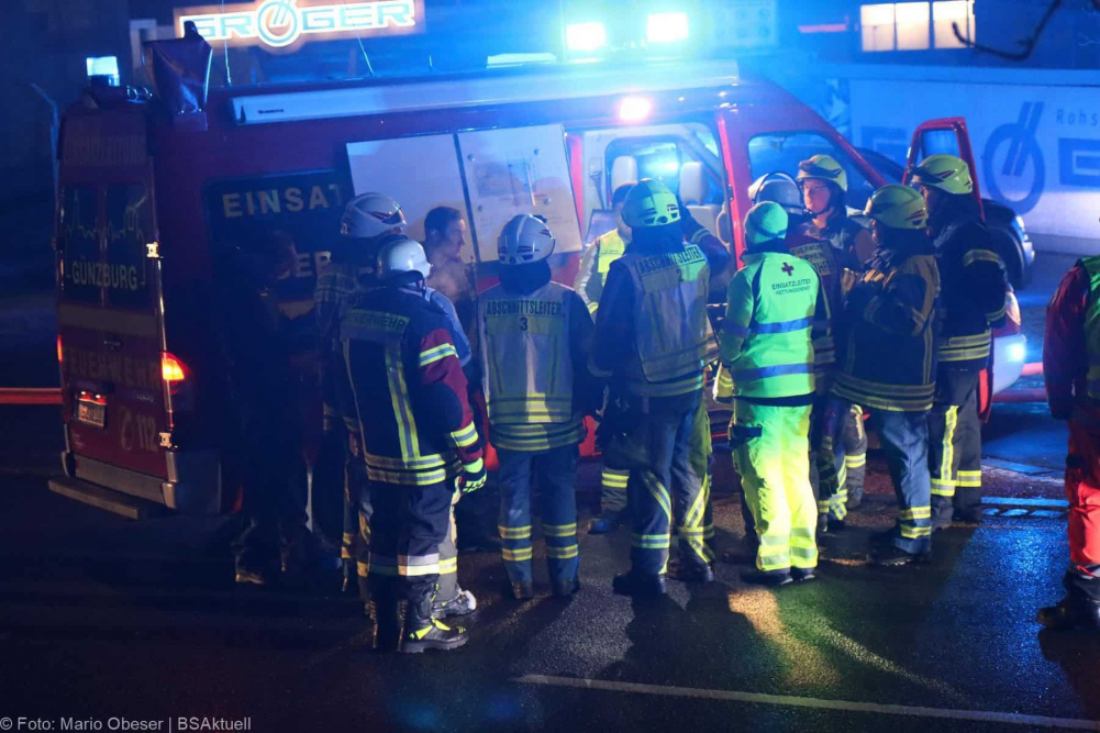 Einsatzkräfte wurden am frühen Sonntagmorgen, gegen 01.47 Uhr, zu einem Busdepot im Bereich des Bahnhofes in Günzburg zu einer starken Rauchentwicklung alarmiert.