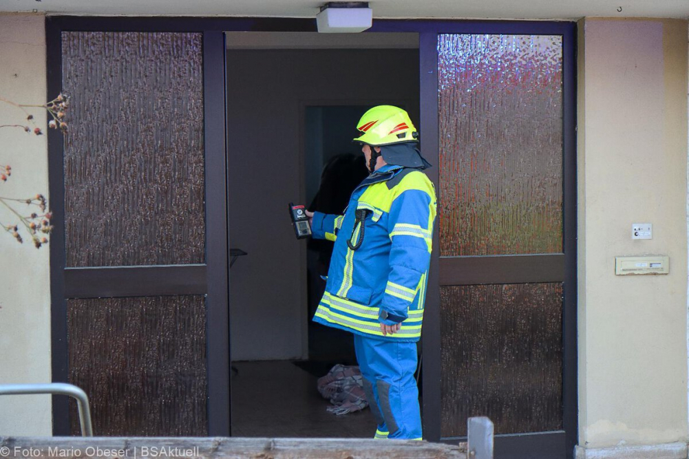 Am späten Mittwochnachmittag, den 5. März 2025, wurde der Rettungsdienst in die Donaustraße in Offingen alarmiert, nachdem eine Person kollabiert war. Vor Ort stellten die Einsatzkräfte Gasgeruch fest. Messgeräte schlugen an, woraufhin umgehend Großalarm ausgelöst wurde.