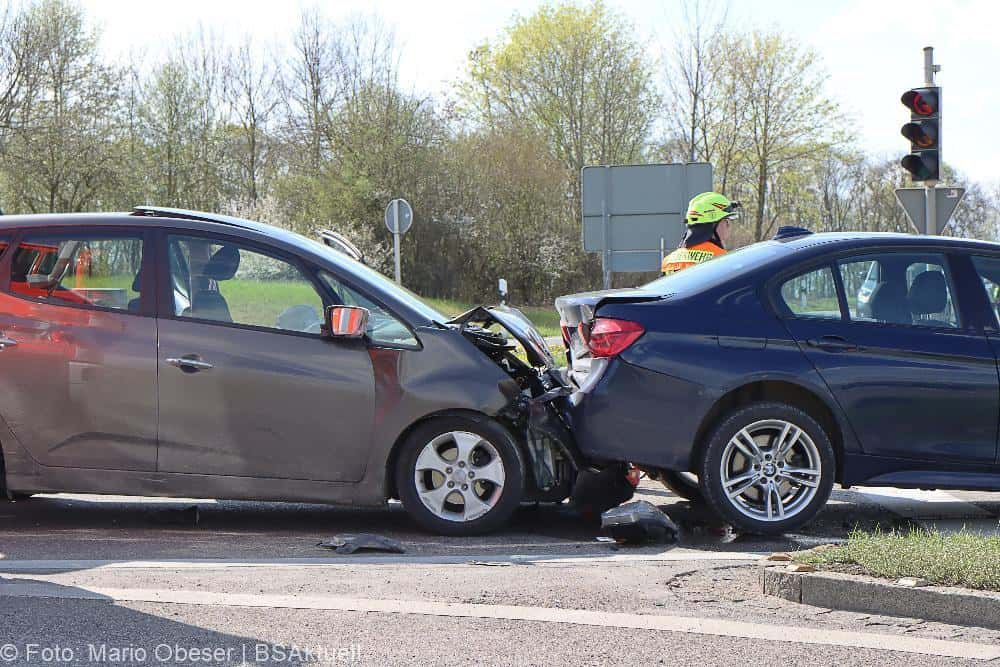 Zwei Fahrzeuge waren am heutigen Sonntagnachmittag, 23.04.2023, an einem Auffahrunfall an einer Kreuzung auf der Bundesstraße beteilig.