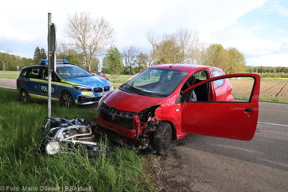 Unfall Motorrad und Pkw bei Weissenhorn