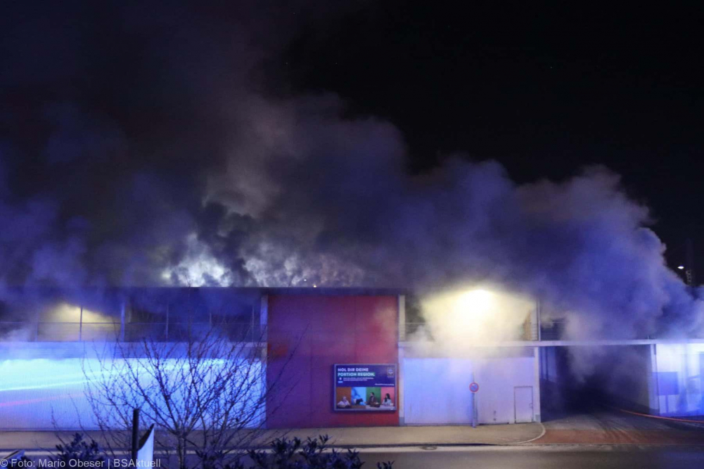 Einsatzkräfte wurden am frühen Sonntagmorgen, gegen 01.47 Uhr, zu einem Busdepot im Bereich des Bahnhofes in Günzburg zu einer starken Rauchentwicklung alarmiert.