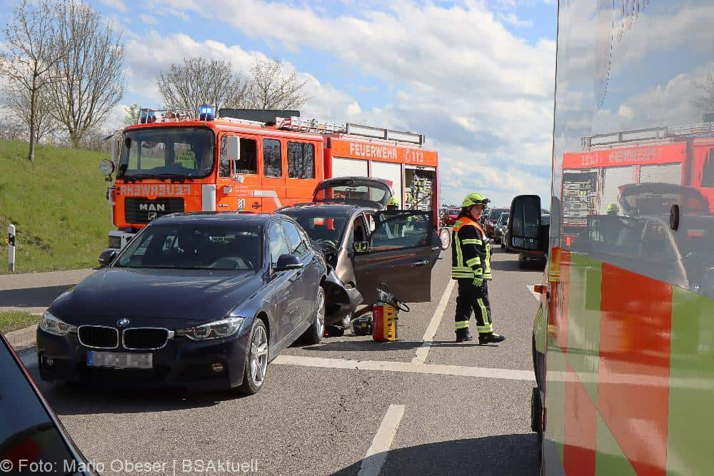 Zwei Fahrzeuge waren am heutigen Sonntagnachmittag, 23.04.2023, an einem Auffahrunfall an einer Kreuzung auf der Bundesstraße beteilig.