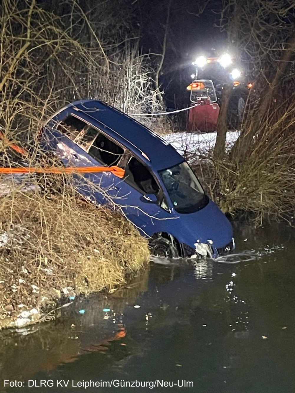 Ein missglücktes Abbiegen auf schneebedeckter Fahrbahn endete am Donnerstagnachmittag, 08.01.2026 bei Hochwang in einem eiskalten Einsatz in der Günz.