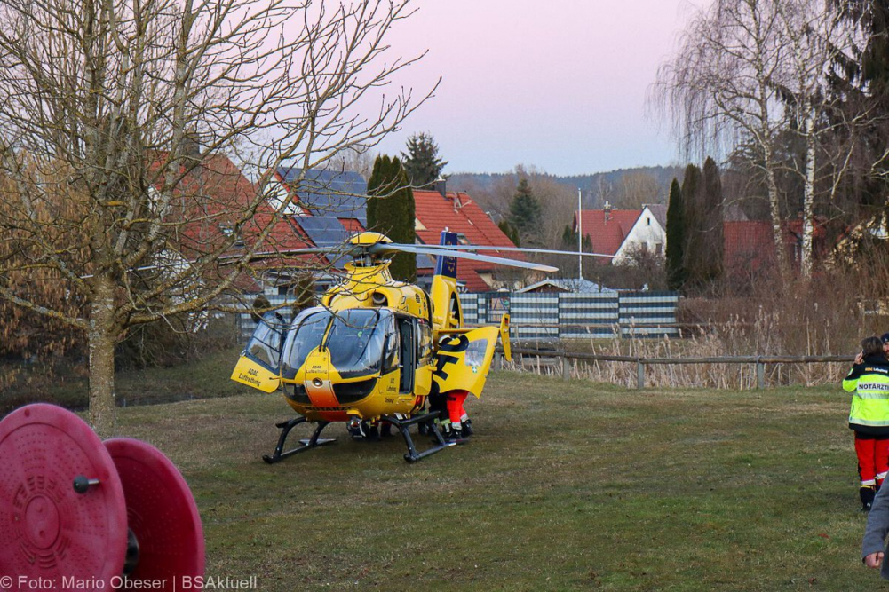 Am späten Mittwochnachmittag, den 5. März 2025, wurde der Rettungsdienst in die Donaustraße in Offingen alarmiert, nachdem eine Person kollabiert war. Vor Ort stellten die Einsatzkräfte Gasgeruch fest. Messgeräte schlugen an, woraufhin umgehend Großalarm ausgelöst wurde.