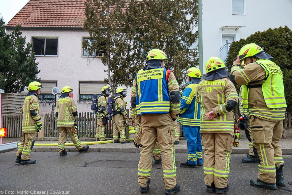 Zu einem Brand wurden Feuerwehr, Rettungsdienst und Polizei am Samstagvormittag, 28.12.2024, nach Ichenhausen alarmiert.
