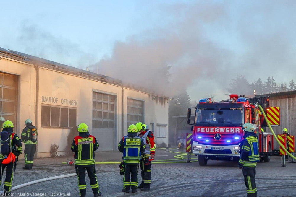 Am Mittwochnachmittag, 25.12.2025, kam es in Offingen zu einem Brand in einer Halle auf dem Gelände des örtlichen Bauhofs. Gegen 15:15 Uhr wurden die Einsatzkräfte alarmiert. Das Feuer brach im oberen Bereich des Gebäudes aus, wo Wechselrichter und ein Batteriespeicher der auf dem Dach montierten Photovoltaikanlage untergebracht sind.