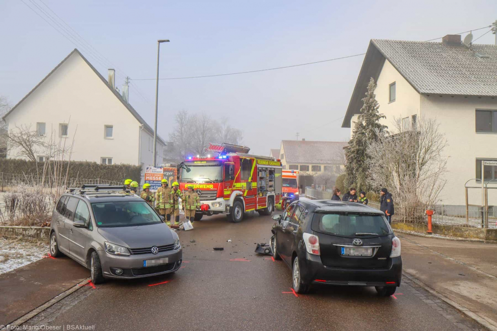 Am Samstagvormittag, 20.01.2024, kam es in der Ortsmitte von Deubach zu einem Verkehrsunfall, der glücklicherweise nur leichte Verletzungen zur Folge hatte. Der Unfall ereignete sich auf der Ellerbachstraße, einer belebten Ortsdurchfahrt, und betraf zwei Fahrzeuge.