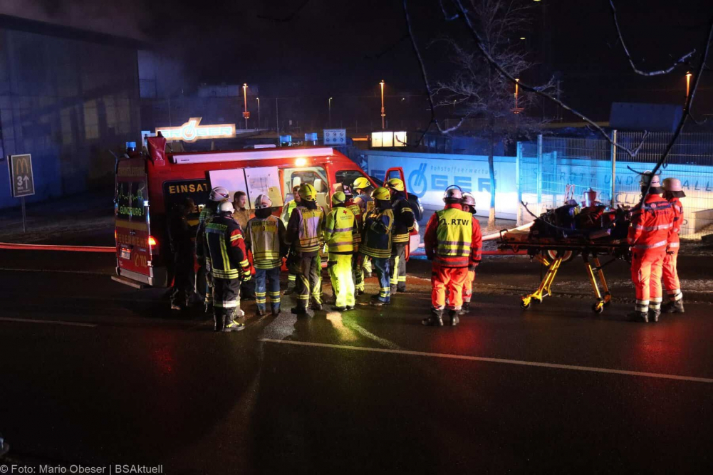 Einsatzkräfte wurden am frühen Sonntagmorgen, gegen 01.47 Uhr, zu einem Busdepot im Bereich des Bahnhofes in Günzburg zu einer starken Rauchentwicklung alarmiert.