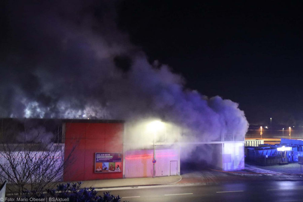 Einsatzkräfte wurden am frühen Sonntagmorgen, gegen 01.47 Uhr, zu einem Busdepot im Bereich des Bahnhofes in Günzburg zu einer starken Rauchentwicklung alarmiert.