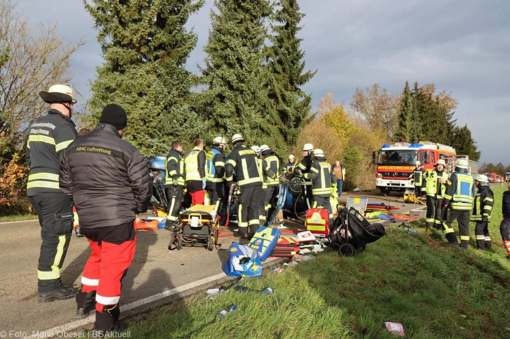 Am Montagvormittag, den 18.11.2024, ereignete sich auf der „Äußeren Offingen Straße“ zwischen Peterswörth und Offingen ein schwerer Verkehrsunfall bei einem Überholvorgang.