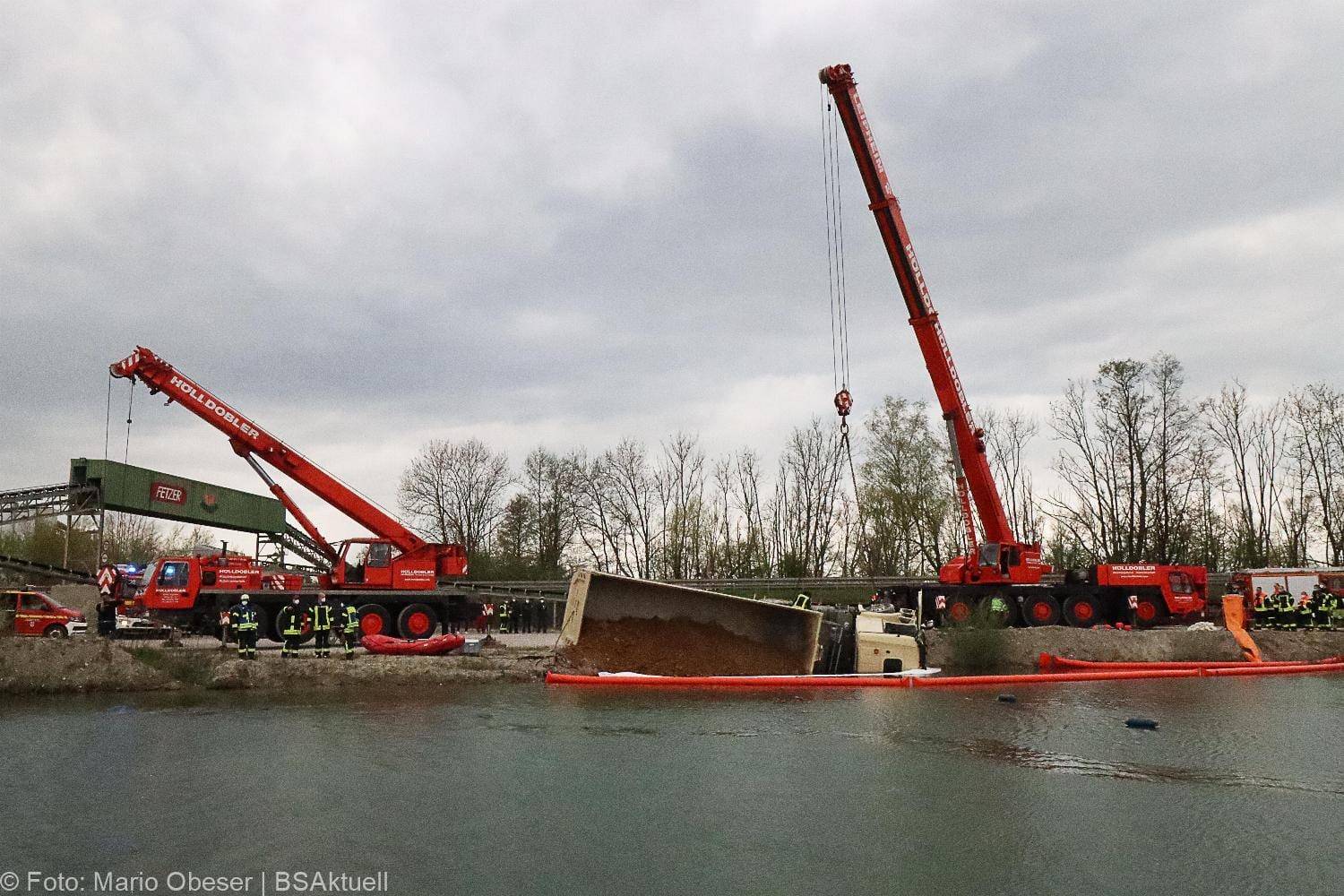 Lkw kippt in See Gundelfingen 04052021