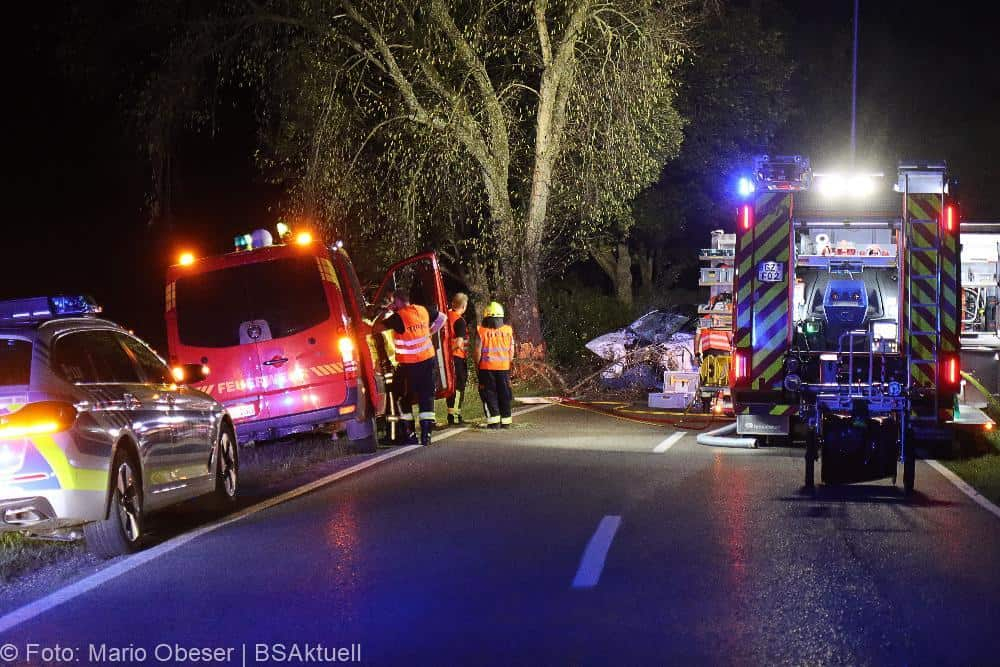 Unfall Offingen, Pkw gegen Baum