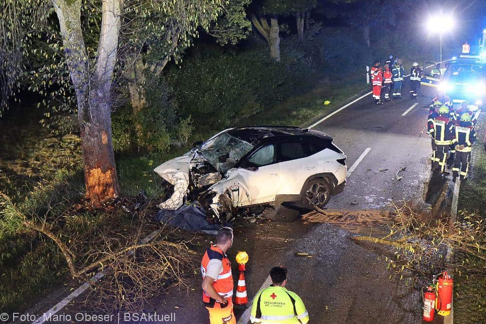 Unfall Offingen, Pkw gegen Baum