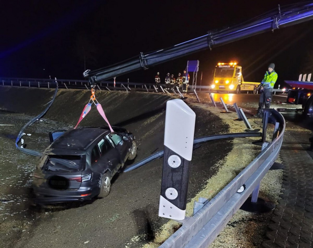 Fahrer durchbricht bei Jettingen Leitplanke am Kreisverkehr und landet im Feld.