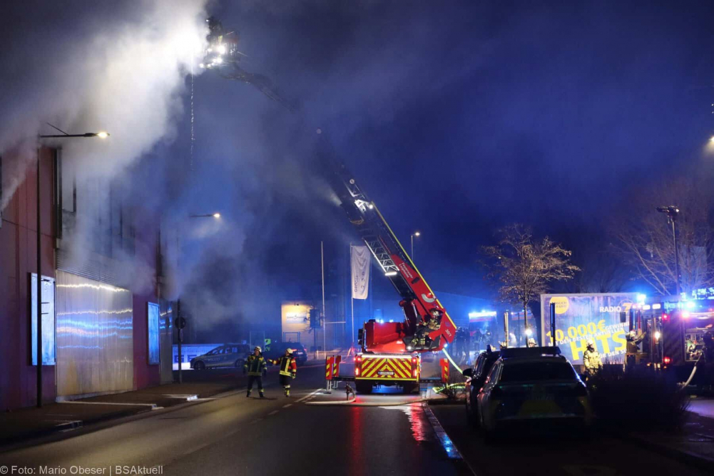 Einsatzkräfte wurden am frühen Sonntagmorgen, gegen 01.47 Uhr, zu einem Busdepot im Bereich des Bahnhofes in Günzburg zu einer starken Rauchentwicklung alarmiert.