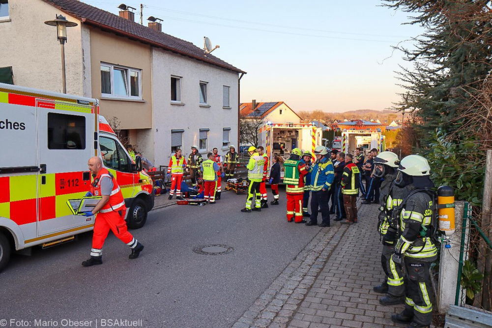 Am späten Mittwochnachmittag, den 5. März 2025, wurde der Rettungsdienst in die Donaustraße in Offingen alarmiert, nachdem eine Person kollabiert war. Vor Ort stellten die Einsatzkräfte Gasgeruch fest. Messgeräte schlugen an, woraufhin umgehend Großalarm ausgelöst wurde.