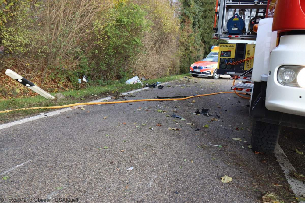 Am Montagvormittag, den 18.11.2024, ereignete sich auf der „Äußeren Offingen Straße“ zwischen Peterswörth und Offingen ein schwerer Verkehrsunfall bei einem Überholvorgang.