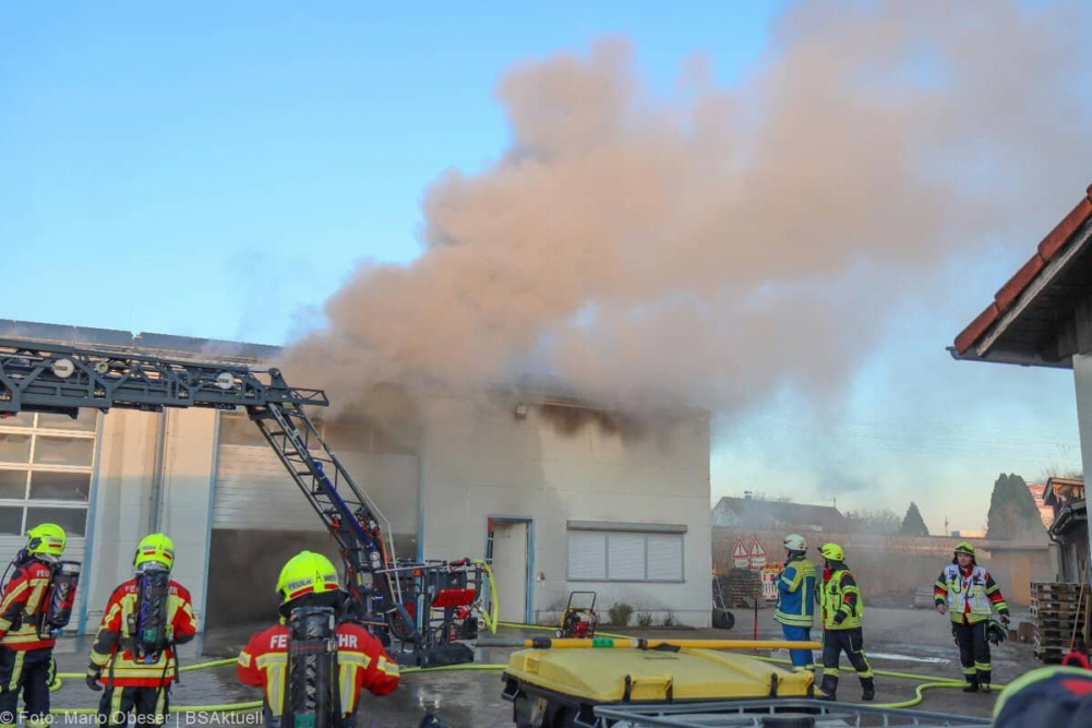 Am Mittwochnachmittag, 25.12.2025, kam es in Offingen zu einem Brand in einer Halle auf dem Gelände des örtlichen Bauhofs. Gegen 15:15 Uhr wurden die Einsatzkräfte alarmiert. Das Feuer brach im oberen Bereich des Gebäudes aus, wo Wechselrichter und ein Batteriespeicher der auf dem Dach montierten Photovoltaikanlage untergebracht sind.