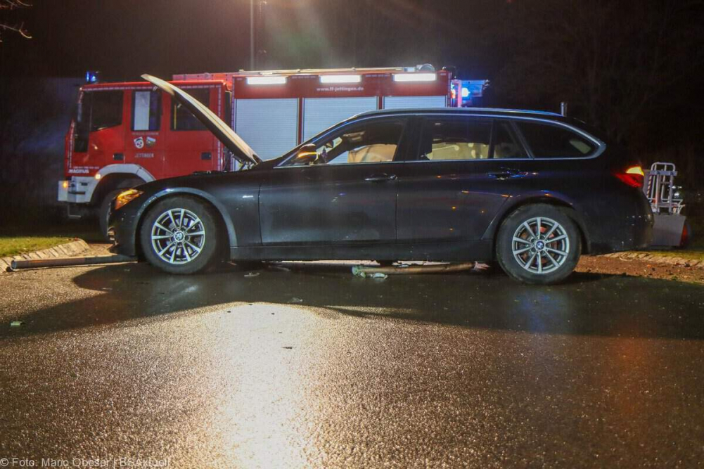 Ein ungewöhnlicher Verkehrsunfall ereignete sich am Samstagabend, den 7. Dezember 2024, in Jettingen-Scheppach.