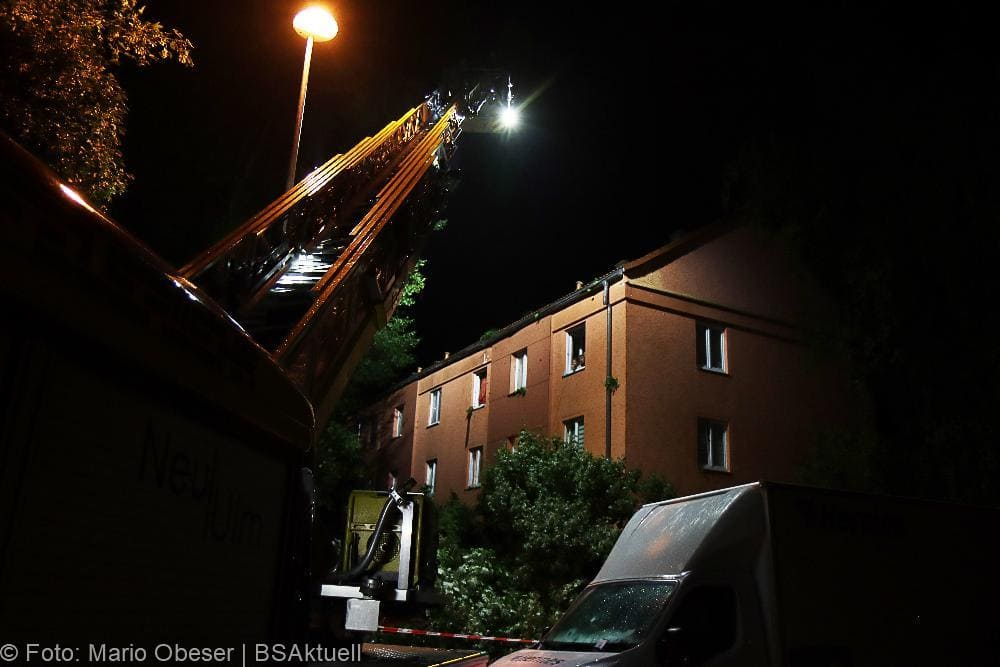 Neu-Ulm Baum Blitzschlag gegen Gebaaude 21072022