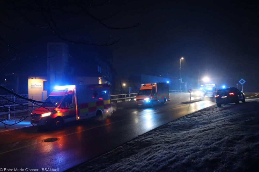 Einsatzkräfte wurden am frühen Sonntagmorgen, gegen 01.47 Uhr, zu einem Busdepot im Bereich des Bahnhofes in Günzburg zu einer starken Rauchentwicklung alarmiert.