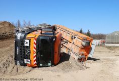 Günzburg - Lkw kippt Baustelle Bahnbrücke 21032022 8