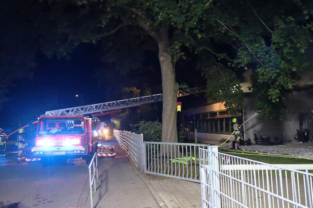 In Günzburg war es in den frühen Samstagmorgenstunden zu einem Brand gekommen, bei dem ein Kindergarten stark beschädigt wurde.