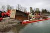 Lkw kippt in See Gundelfingen 04052021 19