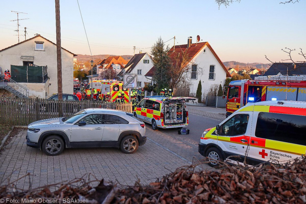 Am späten Mittwochnachmittag, den 5. März 2025, wurde der Rettungsdienst in die Donaustraße in Offingen alarmiert, nachdem eine Person kollabiert war. Vor Ort stellten die Einsatzkräfte Gasgeruch fest. Messgeräte schlugen an, woraufhin umgehend Großalarm ausgelöst wurde.