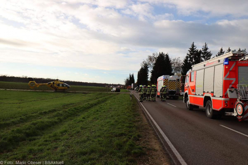 Am Montagvormittag, den 18.11.2024, ereignete sich auf der „Äußeren Offingen Straße“ zwischen Peterswörth und Offingen ein schwerer Verkehrsunfall bei einem Überholvorgang.