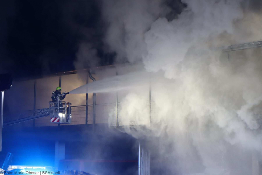 Einsatzkräfte wurden am frühen Sonntagmorgen, gegen 01.47 Uhr, zu einem Busdepot im Bereich des Bahnhofes in Günzburg zu einer starken Rauchentwicklung alarmiert.