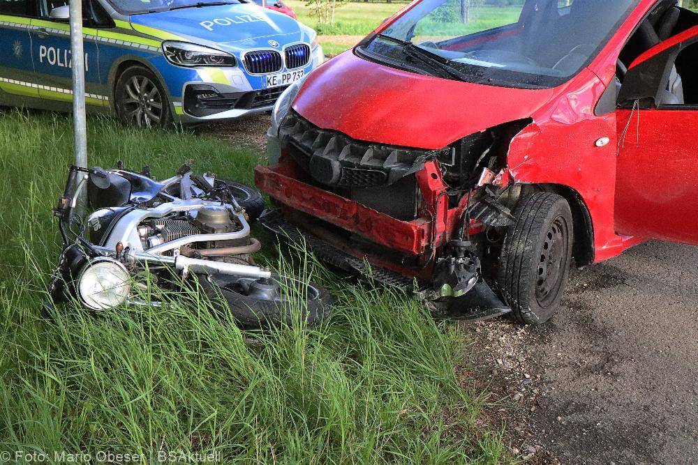 Unfall Motorrad und Pkw bei Weissenhorn