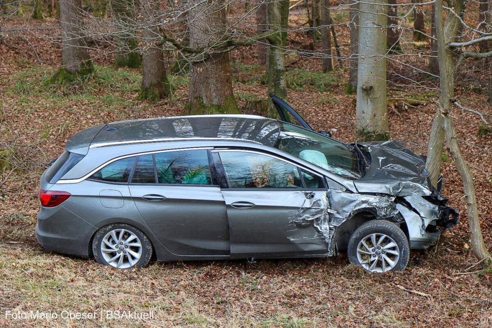 Am Samstagnachmittag, den 08. Februar 2025, ereignete sich auf der Kreisstraße GZ25 zwischen Dinkelscherben und Burtenbach ein Verkehrsunfall mit drei verletzten Personen.
