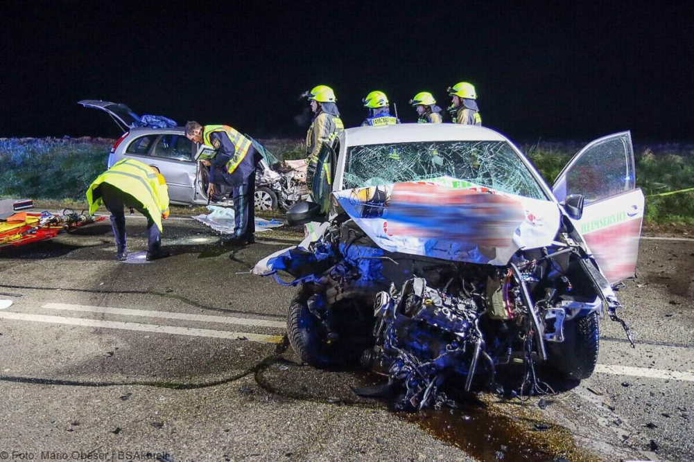 Ein schwerer Verkehrsunfall ereignete sich am Freitagabend, den 8. Dezember 2024, auf der Ulmer Straße zwischen Günzburg und Leipheim.