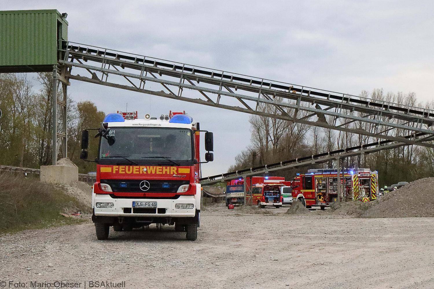 Lkw kippt in See Gundelfingen 04052021