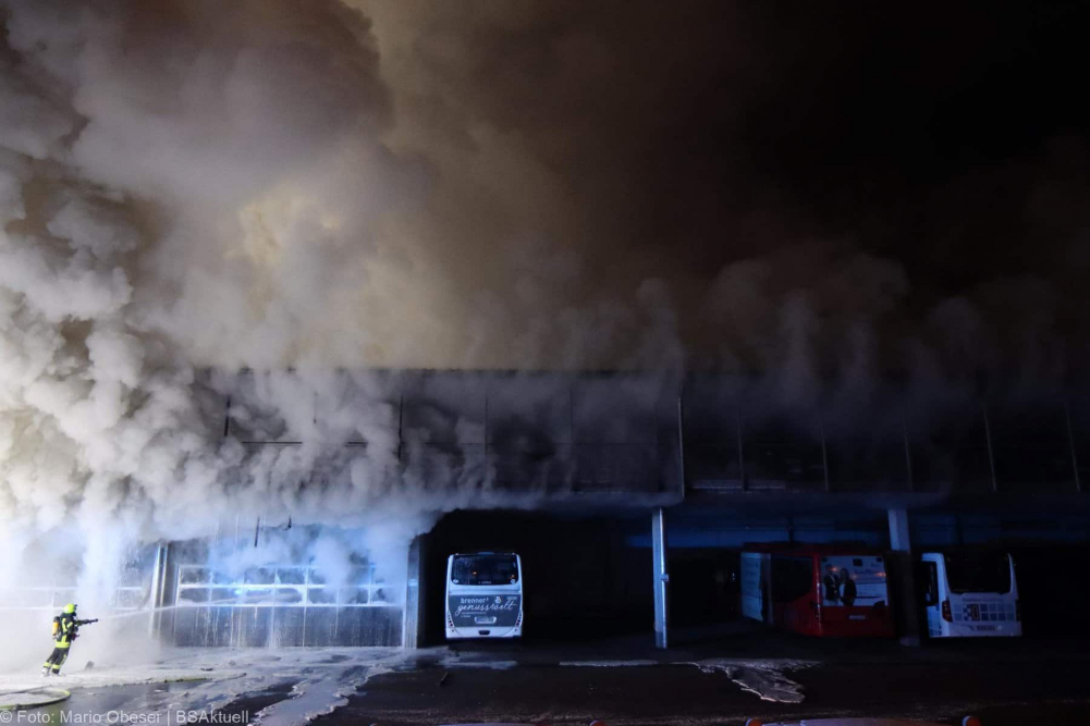 Einsatzkräfte wurden am frühen Sonntagmorgen, gegen 01.47 Uhr, zu einem Busdepot im Bereich des Bahnhofes in Günzburg zu einer starken Rauchentwicklung alarmiert.