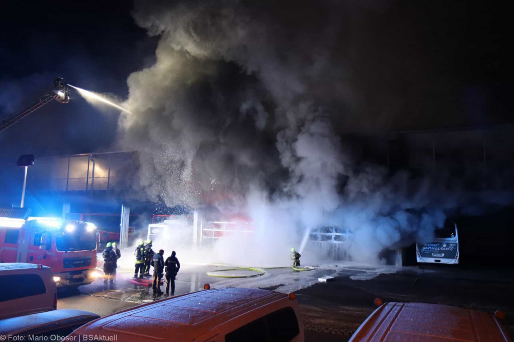 Einsatzkräfte wurden am frühen Sonntagmorgen, gegen 01.47 Uhr, zu einem Busdepot im Bereich des Bahnhofes in Günzburg zu einer starken Rauchentwicklung alarmiert.