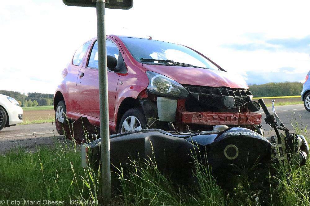 Unfall Motorrad und Pkw bei Weissenhorn