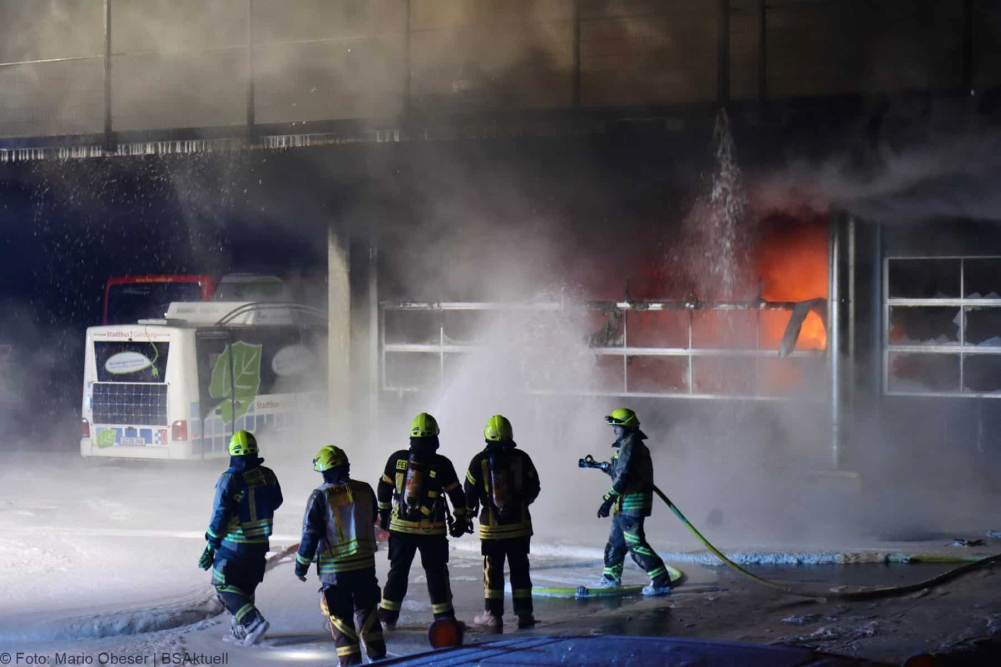 Einsatzkräfte wurden am frühen Sonntagmorgen, gegen 01.47 Uhr, zu einem Busdepot im Bereich des Bahnhofes in Günzburg zu einer starken Rauchentwicklung alarmiert.