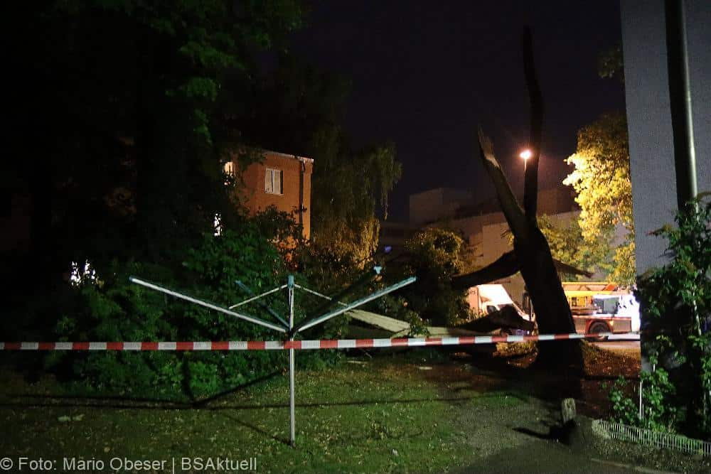 Neu-Ulm Baum Blitzschlag gegen Gebaaude 21072022