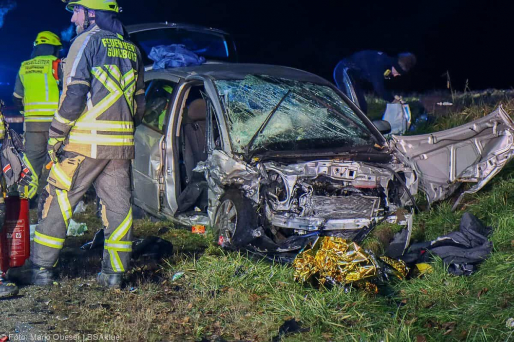 Ein schwerer Verkehrsunfall ereignete sich am Freitagabend, den 8. Dezember 2024, auf der Ulmer Straße zwischen Günzburg und Leipheim.