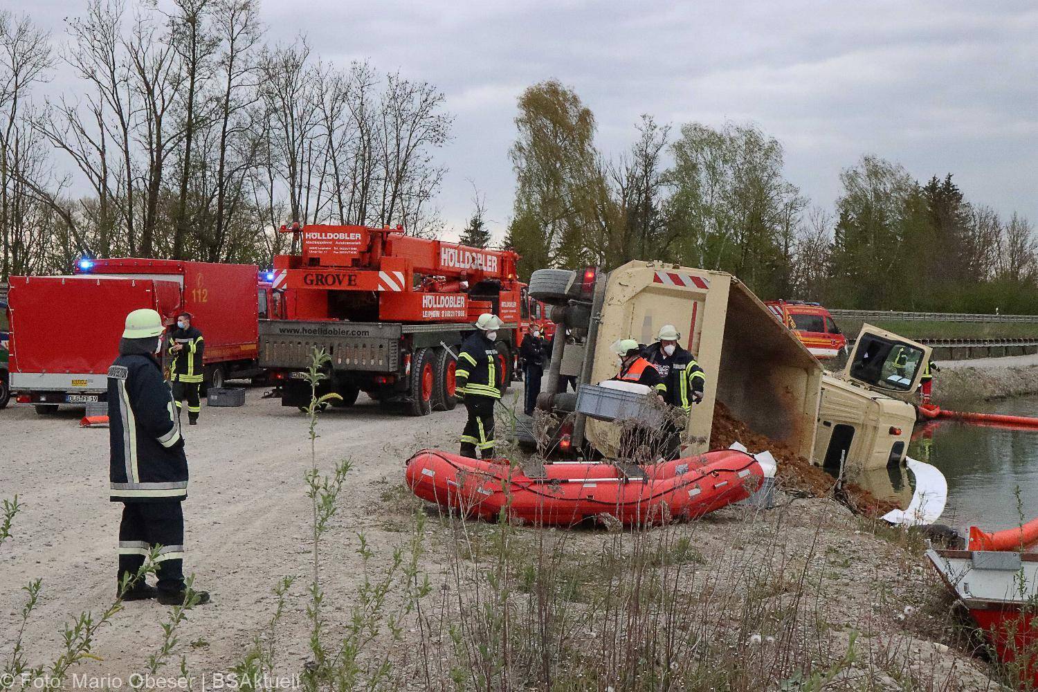 Lkw kippt in See Gundelfingen 04052021