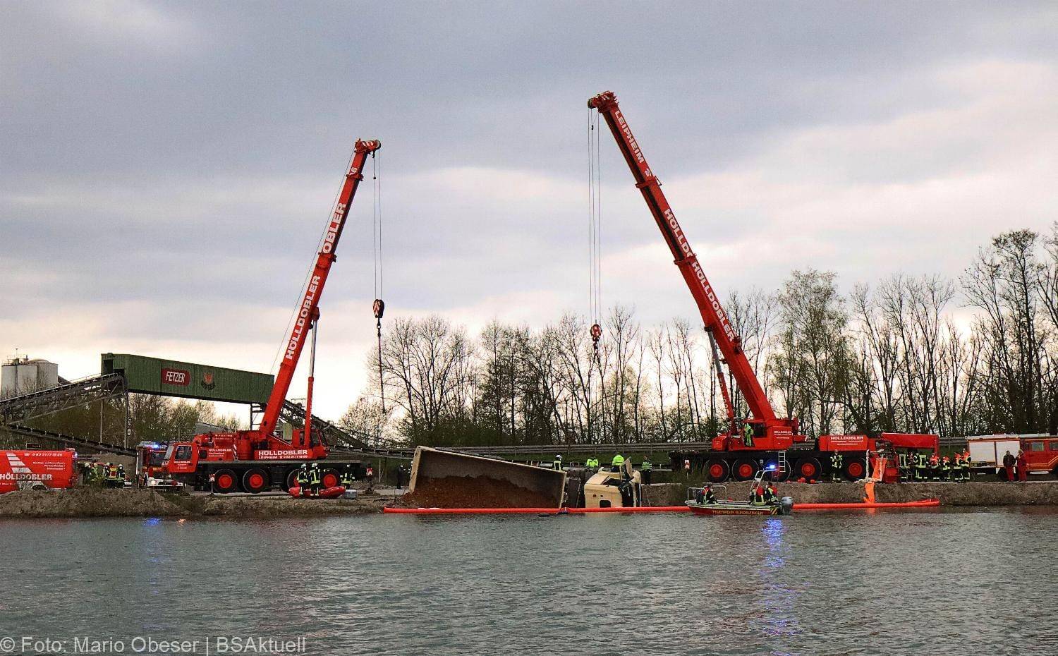 Lkw kippt in See Gundelfingen 04052021