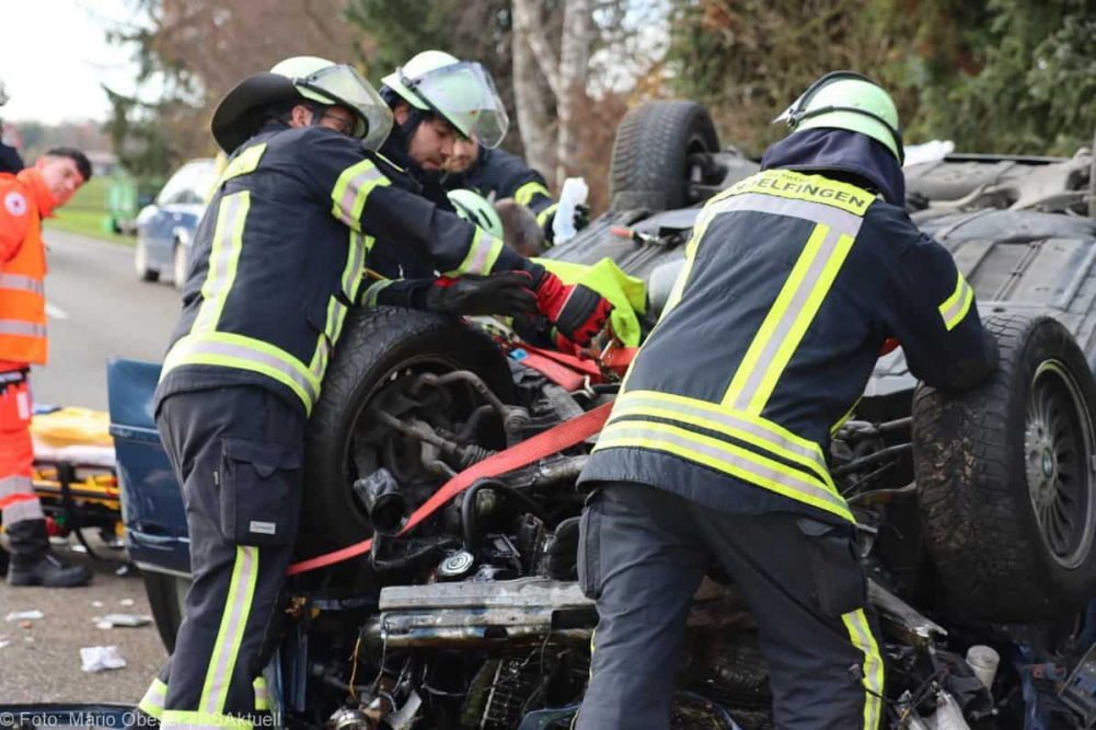 Am Montagvormittag, den 18.11.2024, ereignete sich auf der „Äußeren Offingen Straße“ zwischen Peterswörth und Offingen ein schwerer Verkehrsunfall bei einem Überholvorgang.