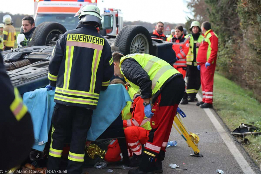Am Montagvormittag, den 18.11.2024, ereignete sich auf der „Äußeren Offingen Straße“ zwischen Peterswörth und Offingen ein schwerer Verkehrsunfall bei einem Überholvorgang.