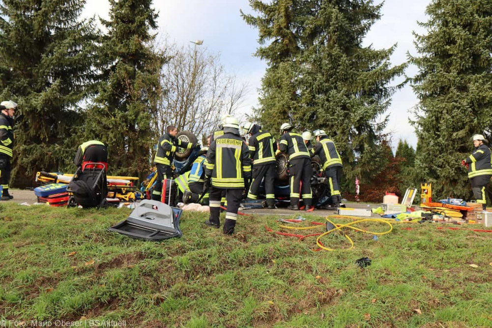 Am Montagvormittag, den 18.11.2024, ereignete sich auf der „Äußeren Offingen Straße“ zwischen Peterswörth und Offingen ein schwerer Verkehrsunfall bei einem Überholvorgang.