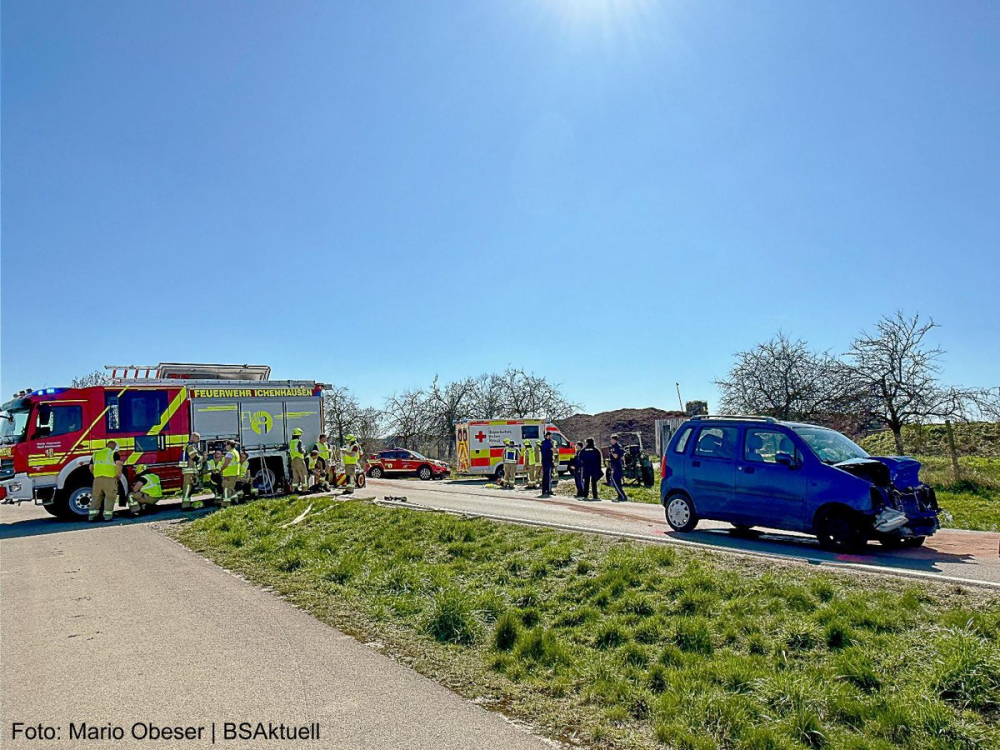 Am Freitagnachmittag, 04.04.2025, kam es auf der Ortsverbindungsstraße GZ4 zwischen Oxenbronn und Großkötz im Landkreis Günzburg zu einem schweren Verkehrsunfall mit einem Traktor und einem Pkw.