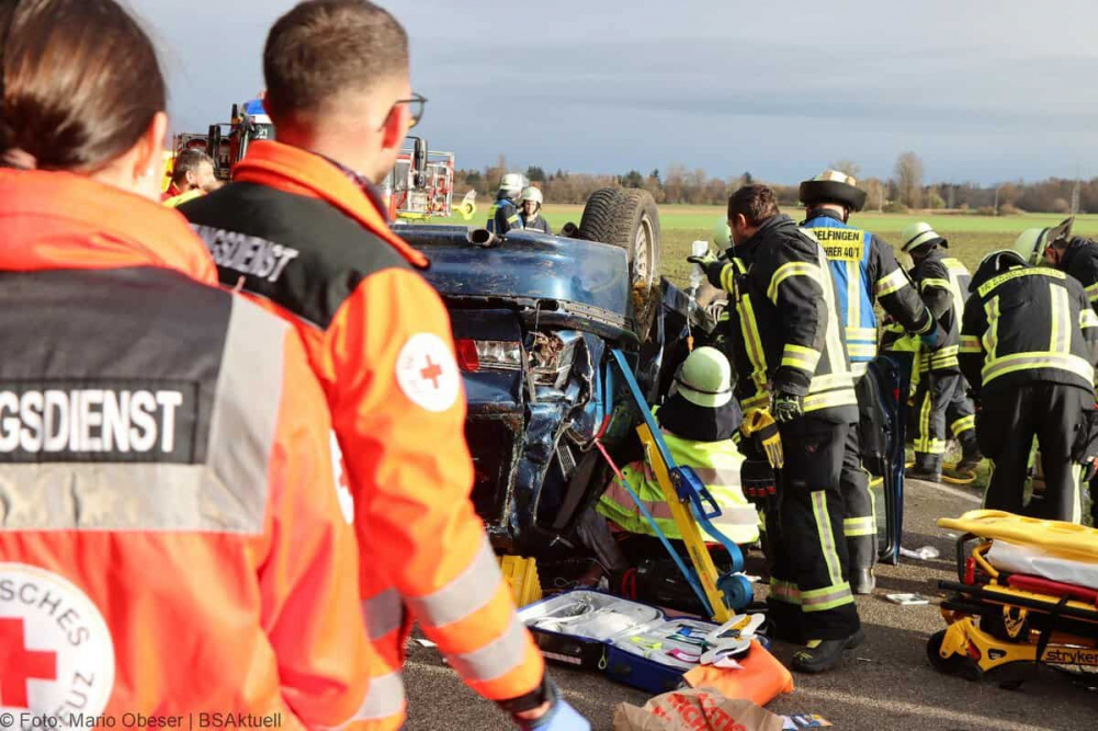 Am Montagvormittag, den 18.11.2024, ereignete sich auf der „Äußeren Offingen Straße“ zwischen Peterswörth und Offingen ein schwerer Verkehrsunfall bei einem Überholvorgang.