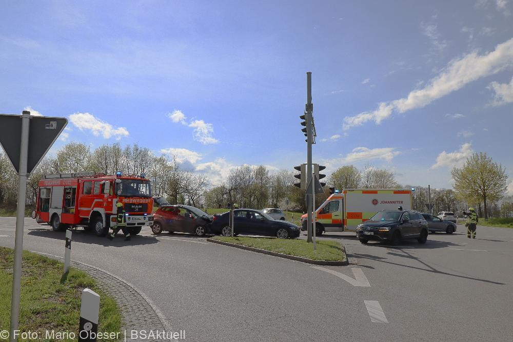 Zwei Fahrzeuge waren am heutigen Sonntagnachmittag, 23.04.2023, an einem Auffahrunfall an einer Kreuzung auf der Bundesstraße beteilig.