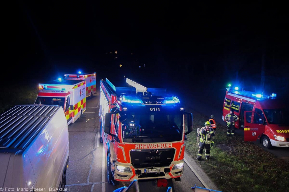 Ein schwerer Verkehrsunfall ereignete sich am Freitagabend, den 8. Dezember 2024, auf der Ulmer Straße zwischen Günzburg und Leipheim.